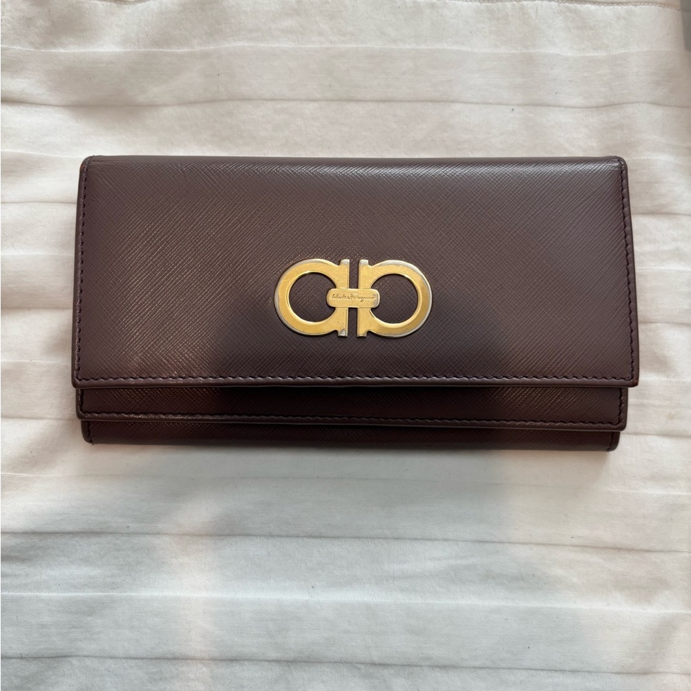 Salvatore Ferragamo biege-Brown Wallet with Gold Clasp